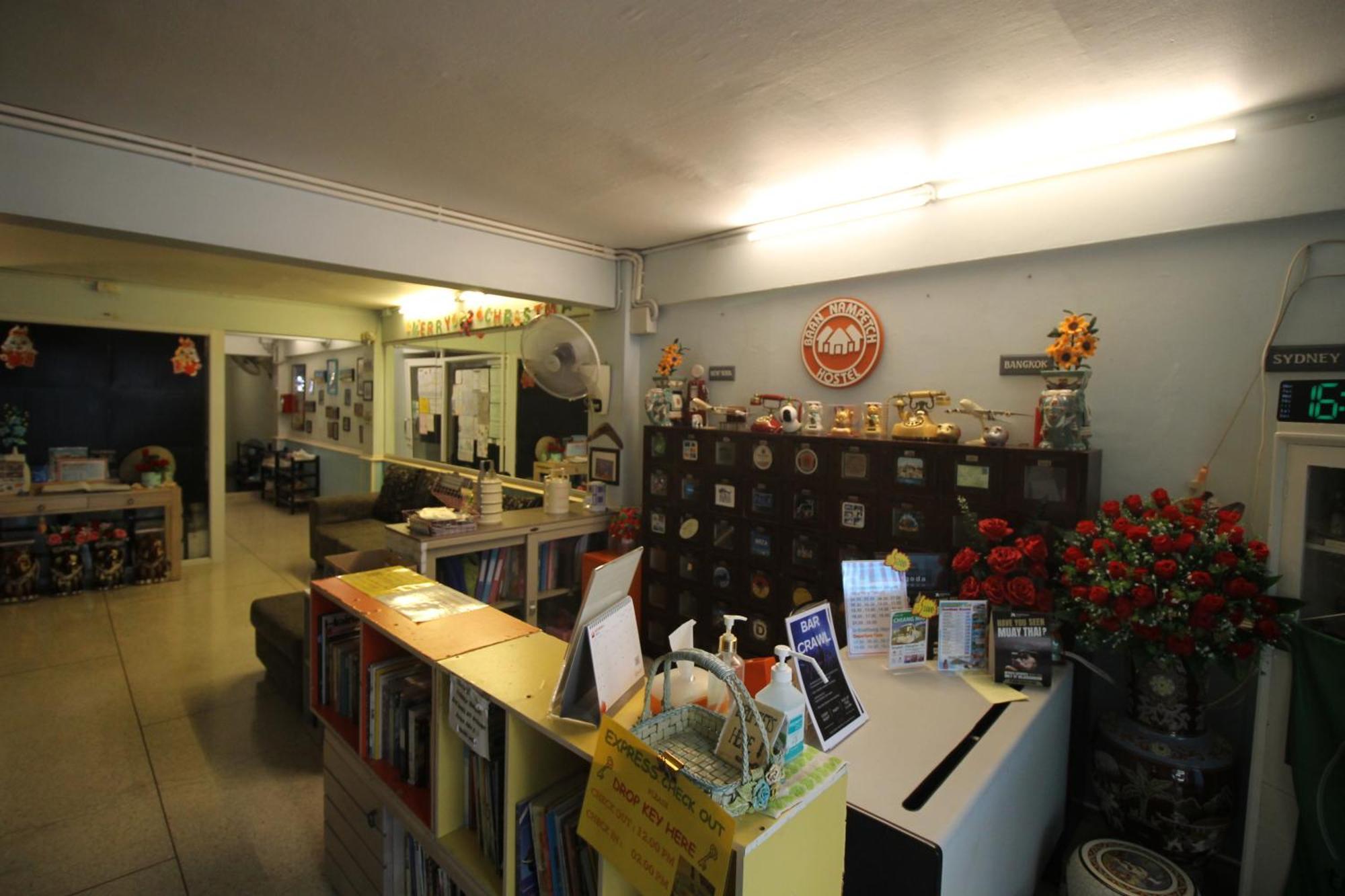 Baan Nampetch Hostel Bangkok Zewnętrze zdjęcie